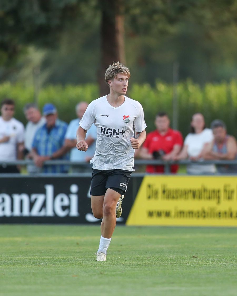 Owen Degelman, professional striker